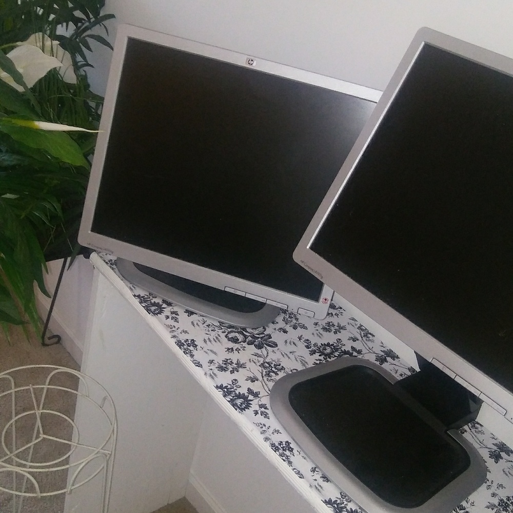 Computer Monitors - Picture 4 of 6